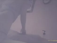 Fue al baño trio español xxx y dio positivo.